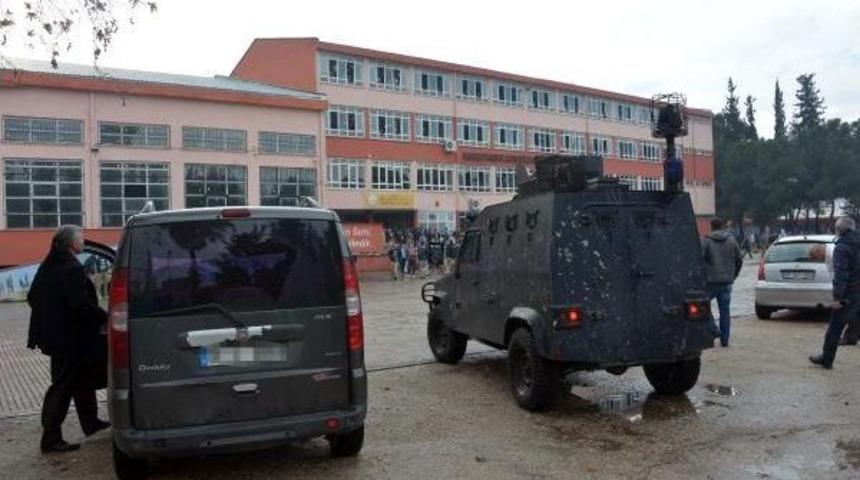 Kavga Eden Liseliler M&uuml;dahale Eden Polisi Taşladı- (Yeniden)