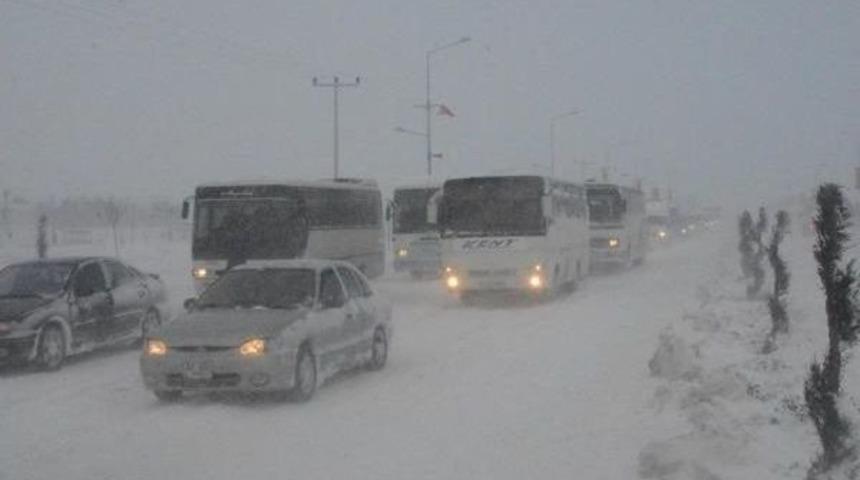 Konya'da Kar Yağışı Hayatı Fel&ccedil; Etti (2)