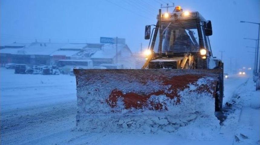 Belediye Karla Mücadeleye Aralıksız Devam Ediyor