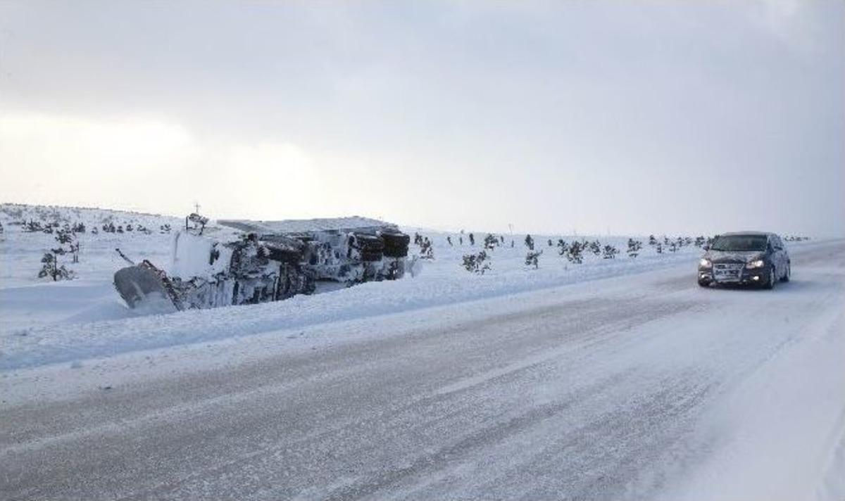 Sınava Giderken Karda Mahsur Kalan Gen&ccedil;lerin İmdadına B&uuml;y&uuml;kşehir Belediyesi Yetişti