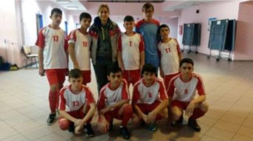 Hasankadı Ortaokulu &Ccedil;eyrek Finalde