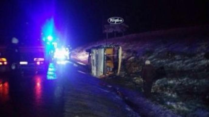 Servis Aracı Devrildi: 1 &Ouml;l&uuml;, 15 Yaralı