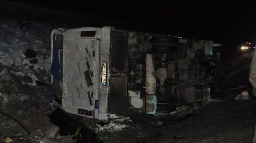 Kar Lastiği Olmayan Servis Midib&uuml;s&uuml; Devrildi: 1 Kadın Iş&ccedil;i &Ouml;ld&uuml;, 20 Yaralı