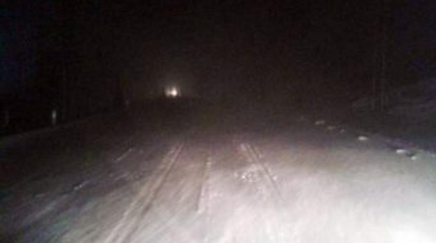 G&uuml;r&uuml;n&rsquo;e Kar Ve Tipi Nedeniyle 5 Saattir Elektrik Verilemiyor