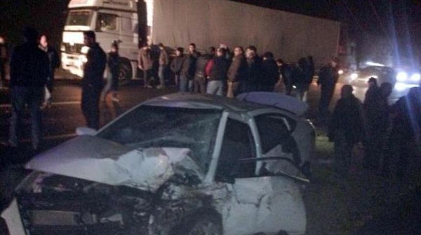 Tek Şeride D&uuml;ş&uuml;r&uuml;len Yolda Iki Otomobil &Ccedil;arpıştı: 1 &Ouml;l&uuml;, 5 Yaralı