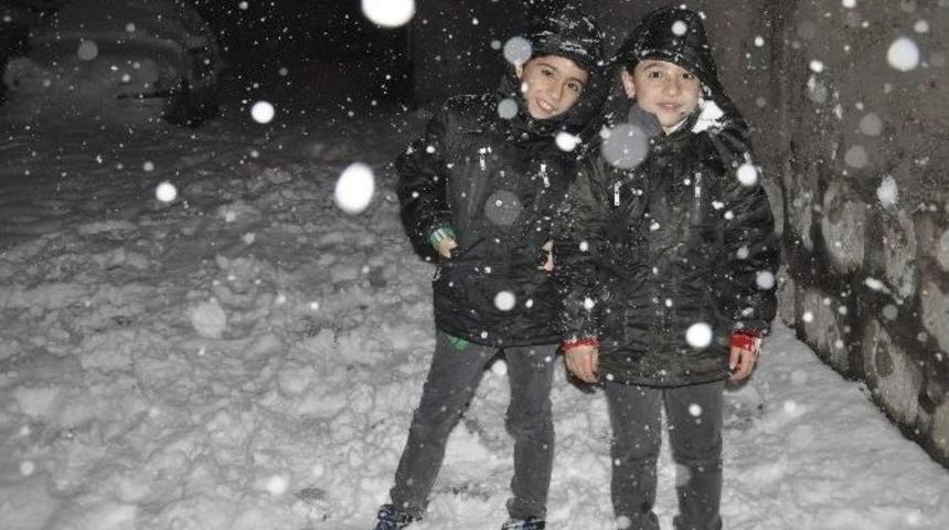 Şırnak&rsquo;ta &Ccedil;ocukların Kar Sevinci