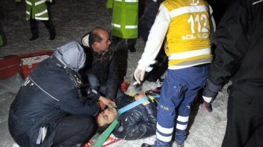 Yolcu Otob&uuml;s&uuml; Tipide Şarampole Yuvarlandı: 1 &Ouml;l&uuml;, 45 Yaralı