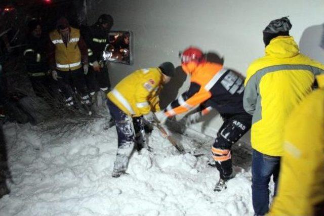 Yolcu Otob&uuml;s&uuml; Tipide Şarampole Yuvarlandı: 1 &Ouml;l&uuml;, 45 Yaralı 2