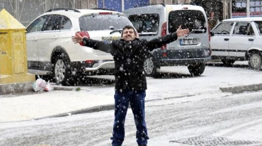 Yalova Merkeze Yılın İlk Karı Düştü