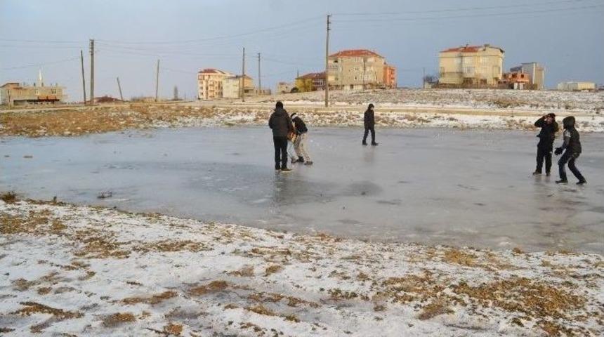 Buz Pistine D&ouml;nen G&ouml;l, &Ccedil;ocukların Oyun Alanı Oldu