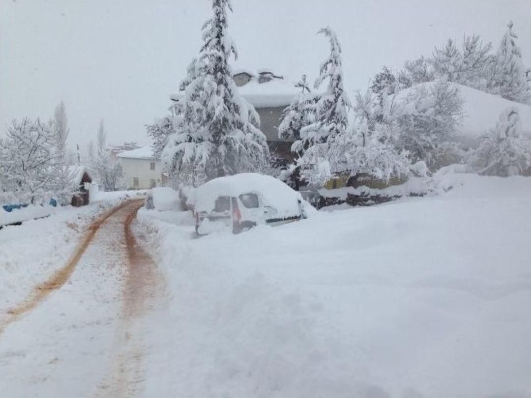 Kar İl&ccedil;eyi Esir Aldı