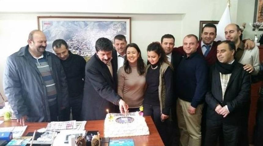 Başkan &Ouml;zt&uuml;rk&rsquo;e S&uuml;rpriz Doğum G&uuml;n&uuml;