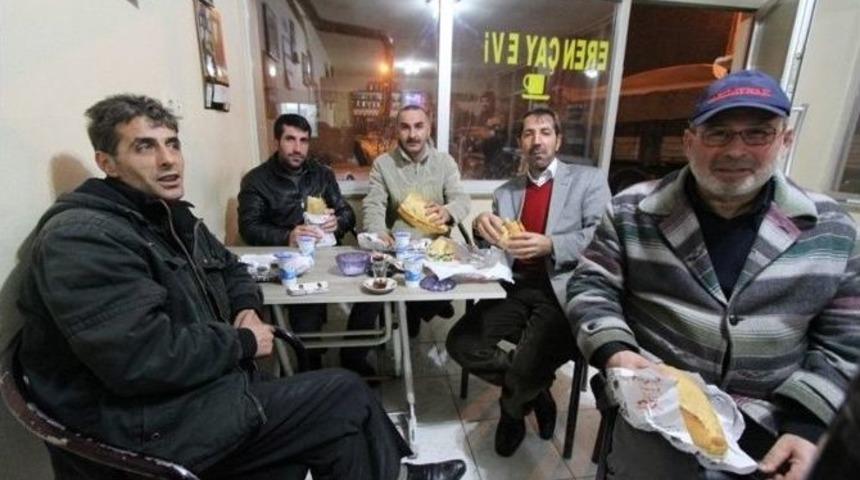 Bayburt Belediyesi Zabıta Ekipleri, Mahsur Kalan Tır Şof&ouml;rlerine Yemek Dağıttı