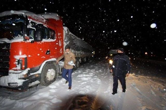 Bayburt Belediyesi Zabıta Ekipleri, Mahsur Kalan Tır Şoförlerine Yemek Dağıttı