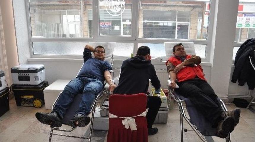 Kaymakam Balcı, Kızılay&rsquo;a K&ouml;k H&uuml;cre Bağışında Bulundu