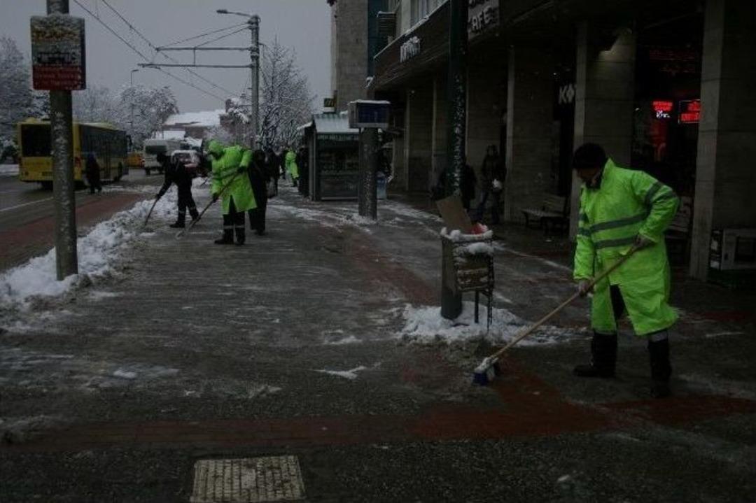 Bursa&rsquo;da Esnaf İle Belediyenin Kar Seferberliği