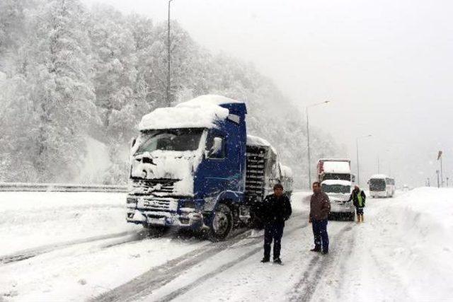 Tem Bolu Dağı Geçişinin Ankara Yönü Ulaşıma Kapandı (2)