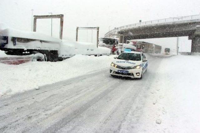 Tem Bolu Dağı Geçişinin Ankara Yönü Ulaşıma Kapandı (2)