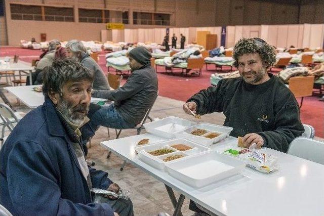 Evsizlere En Soğuk Gecede Sıcacık Yuva