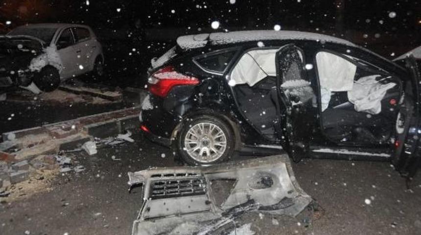 Gaziantep&rsquo;Te 2 Otomobil &Ccedil;arpıştı: 3 Yaralı