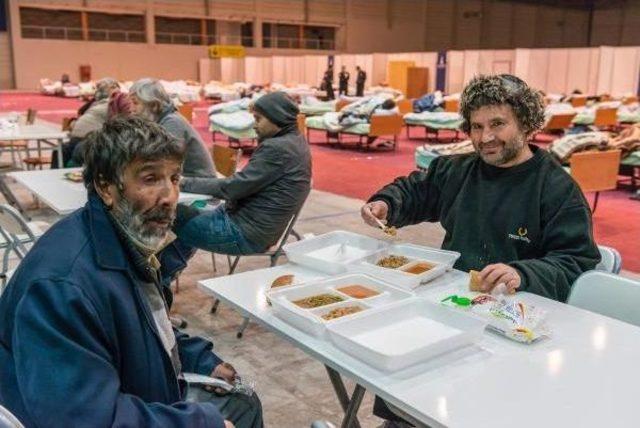 İzmir'deki Evsizlere Sıcak Ortam Sağlandı