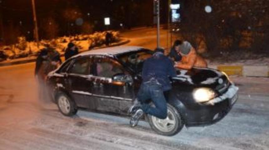 Karab&uuml;k'te Kar Ve Buzlanma S&uuml;r&uuml;c&uuml;lere Zor Anlar Yaşattı
