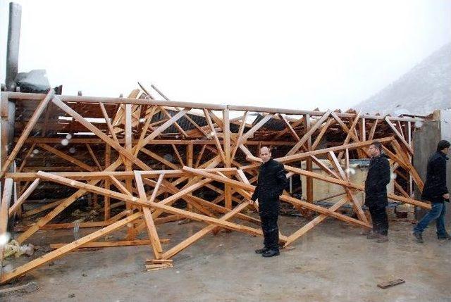 Fırtına Hani&rsquo;de Okulun &Ccedil;atısını U&ccedil;urdu 1