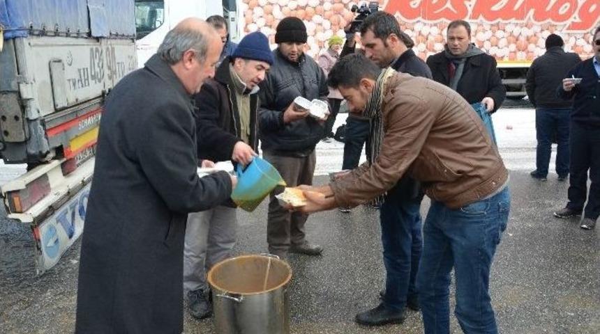 Ereğli Belediyesi&rsquo;nden Yolda Kalan Vatandaşlara &Ccedil;orba