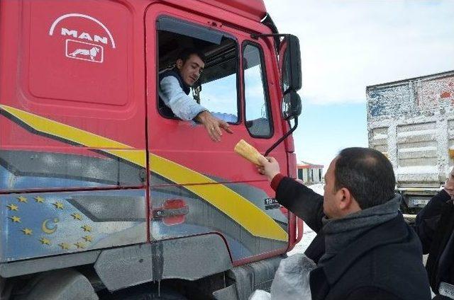 Ereğli Belediyesi&rsquo;nden Yolda Kalan Vatandaşlara &Ccedil;orba 1