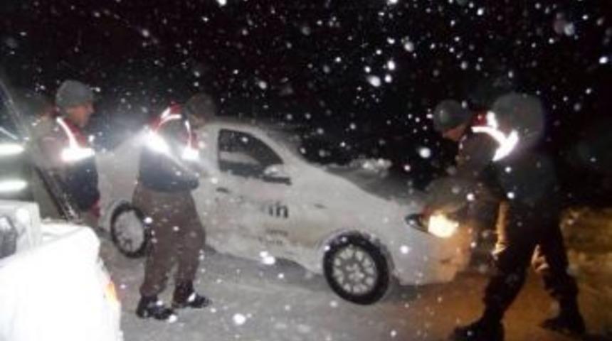 Karda Mahsur Kalan Ara&ccedil;ları Jandarma Kurtardı