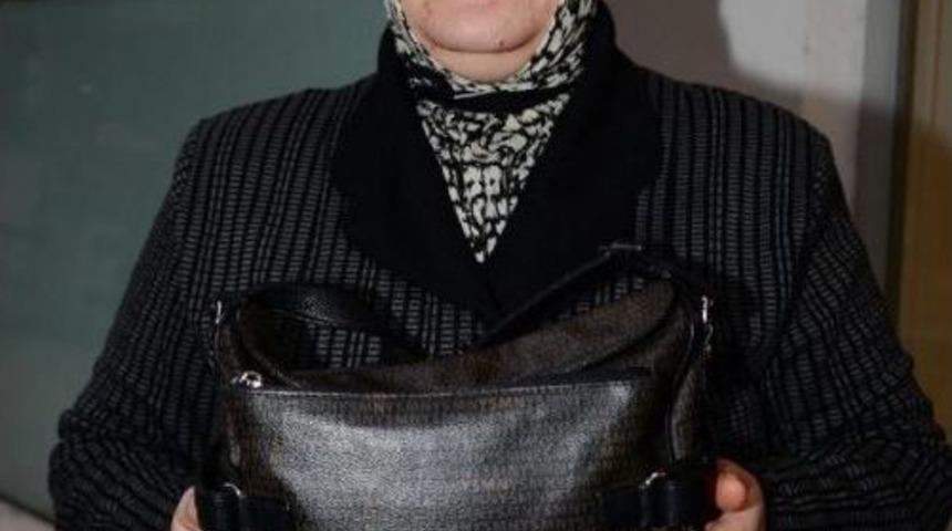 'evde &Ccedil;alınır' Diye Yanına Aldığı Altınları Hastanede &Ccedil;aldırdı