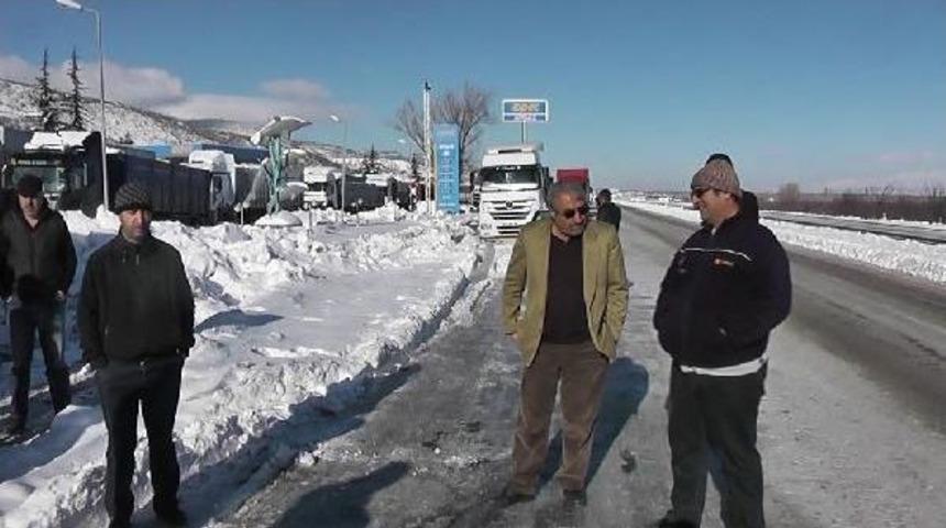 3 G&uuml;nd&uuml;r Bekleyen Nakliyecilerden Tepki