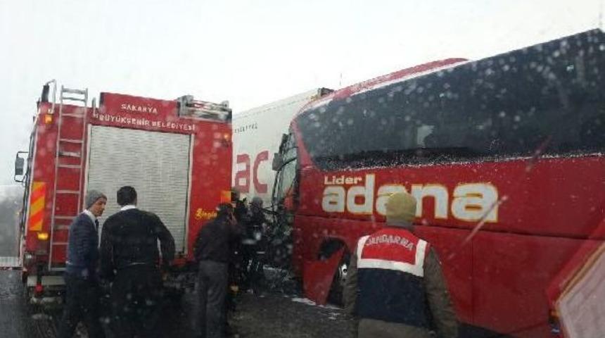 Tem'de Yolcu Otob&uuml;s&uuml; Tır'a Arkadan &Ccedil;arptı: 1 &Ouml;l&uuml;, 11 Yaralı