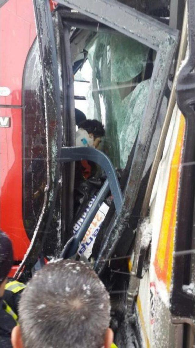 Tem de Yolcu Otob&uuml;s&uuml; Tır a Arkadan &Ccedil;arptı: 1 &Ouml;l&uuml;, 11 Yaralı 2