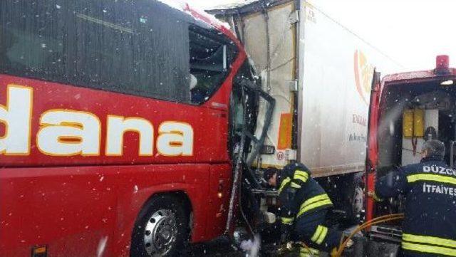 Tem de Yolcu Otob&uuml;s&uuml; Tır a Arkadan &Ccedil;arptı: 1 &Ouml;l&uuml;, 11 Yaralı 3