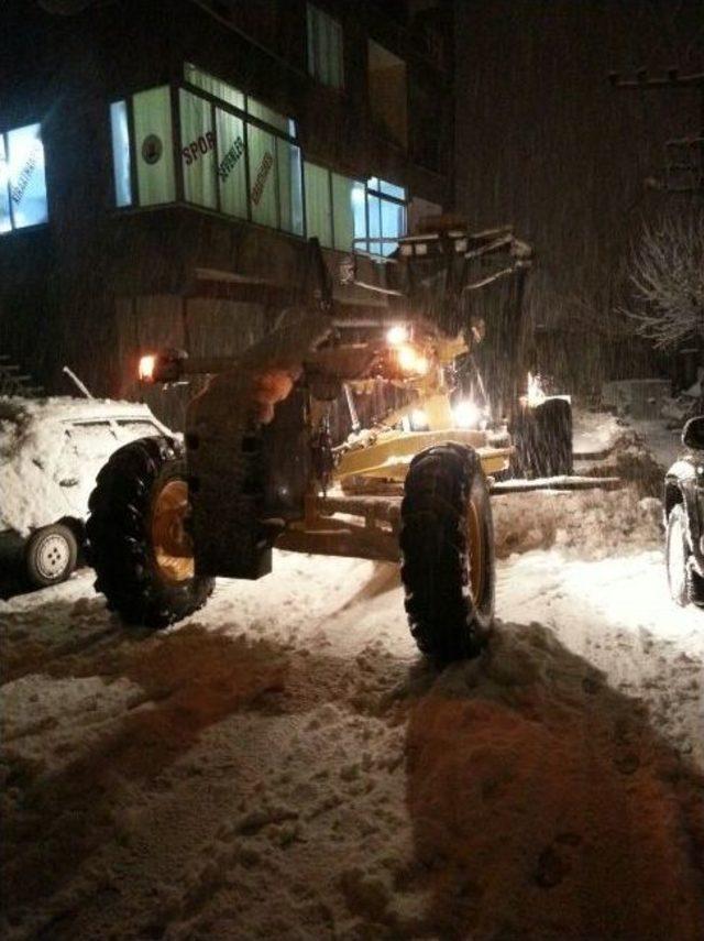 Kulp Belediyesi Karla M&uuml;cadele &Ccedil;alışmalarına Devam Ediyor 1