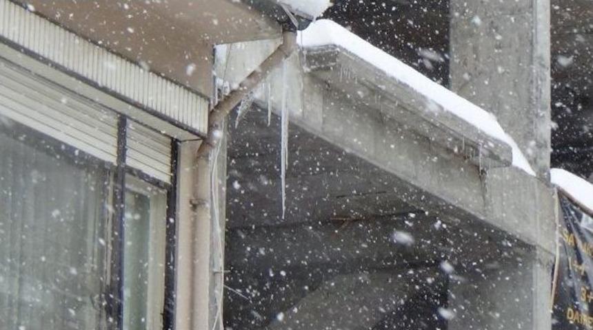 Yoğun Kar Tehlikeleri De Beraberinde Getiriyor