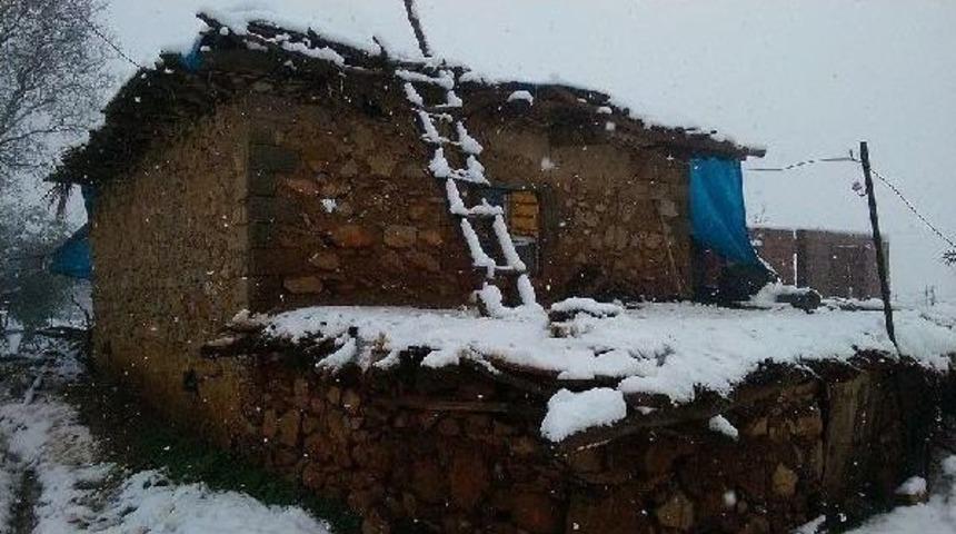 Gaziantep&rsquo;Te Etkili Olan Kar Evin Duvarını Yıktı
