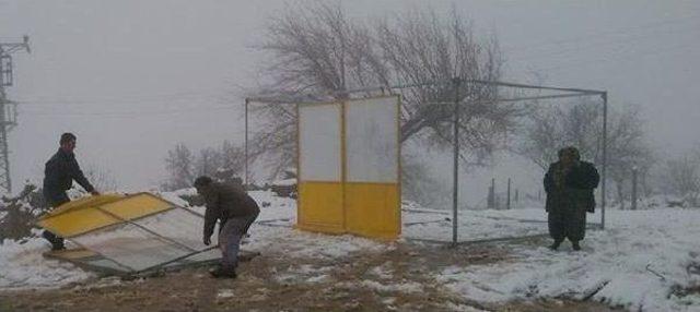 Gaziantep’Te Etkili Olan Kar Evin Duvarını Yıktı