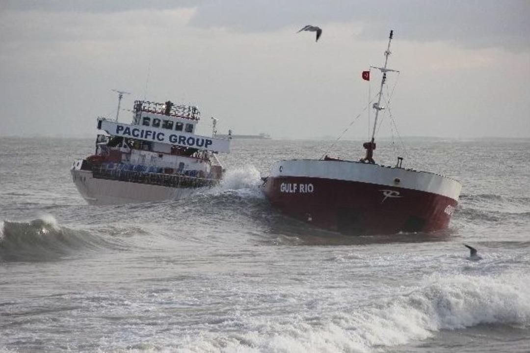 Karaya Oturan Gemi Kurtarılmayı Bekliyor