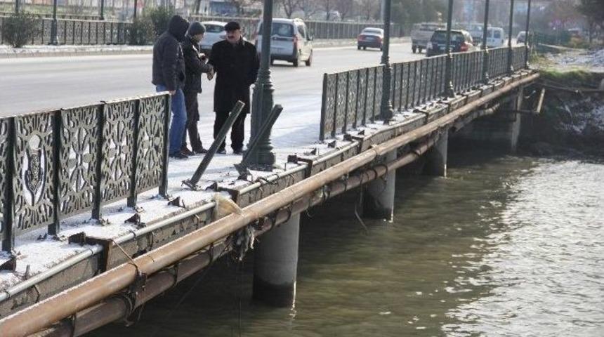 Buzdan Kayan Cip Faciadan D&ouml;nd&uuml;