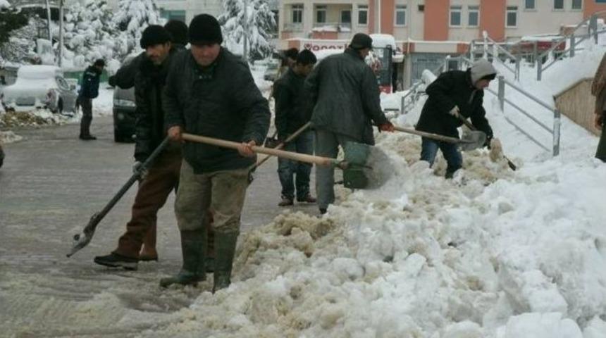 Honaz&rsquo;da Karla M&uuml;cadele Devam Ediyor