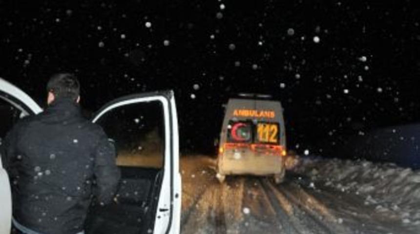 K&ouml;yde Mahsur Kalan Hamile Kadını Ekipler Hastaneye Ulaştırdı