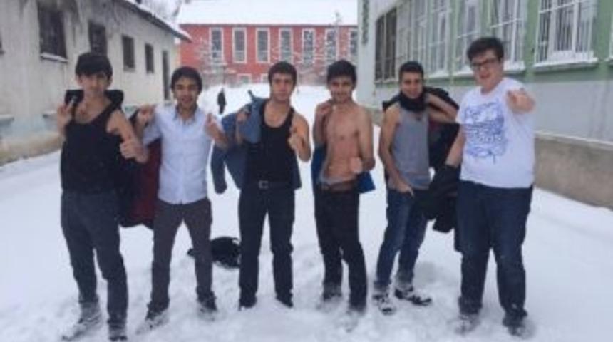 Buz Gibi Havaya Soyunarak Meydan Okudular