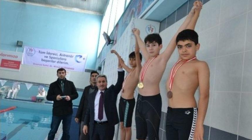 Okullararası Y&uuml;zme Yarışları Yapıldı