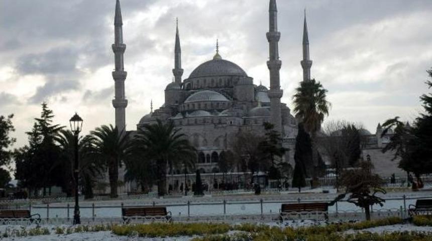 Sultanahmet Meydanı&rsquo;Ndan Kar Manzaraları