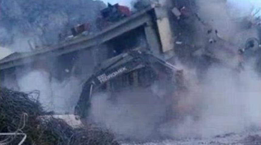 İş Makinesinin &Ccedil;&ouml;ken Binanın Altında Kaldığı An