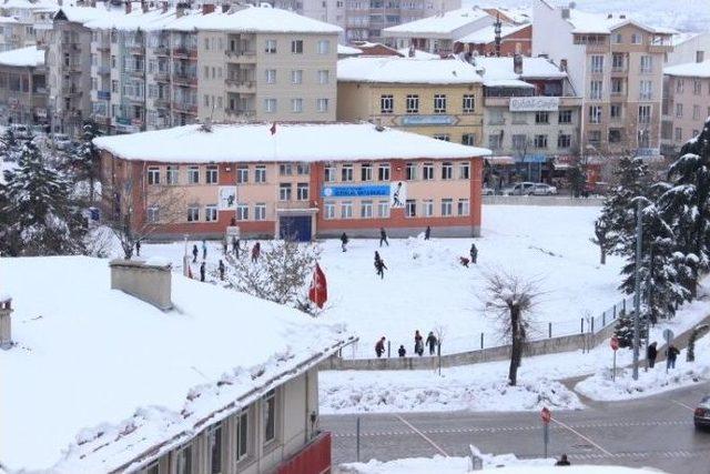 Tavşanlı’da 3 Kişi Yolda Yürürken Hastanelik Oldu