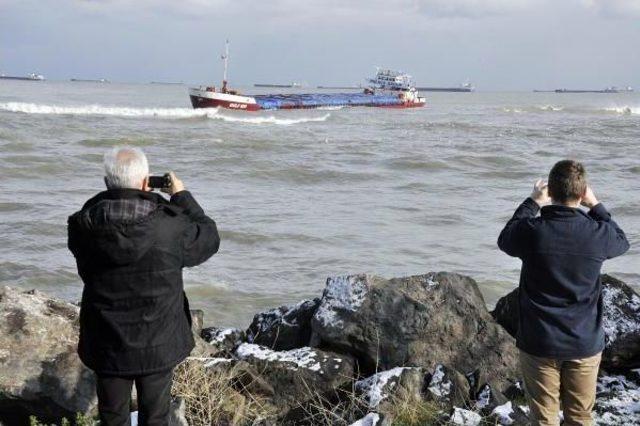 Yan Yatan Geminin Çekilmesi Için Havanın Düzelmesi Bekleniyor