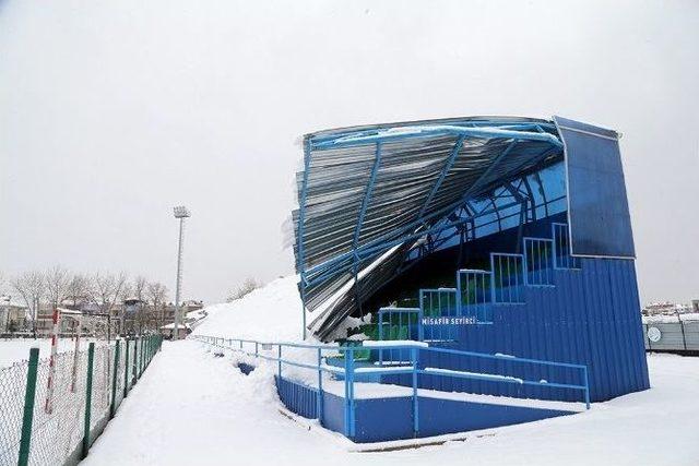 Büyükşehir Belediyesi, Erenler Atatürk Stadyumu’nda Meydana Gelen Göçükle İlgili İnceleme Başlattı